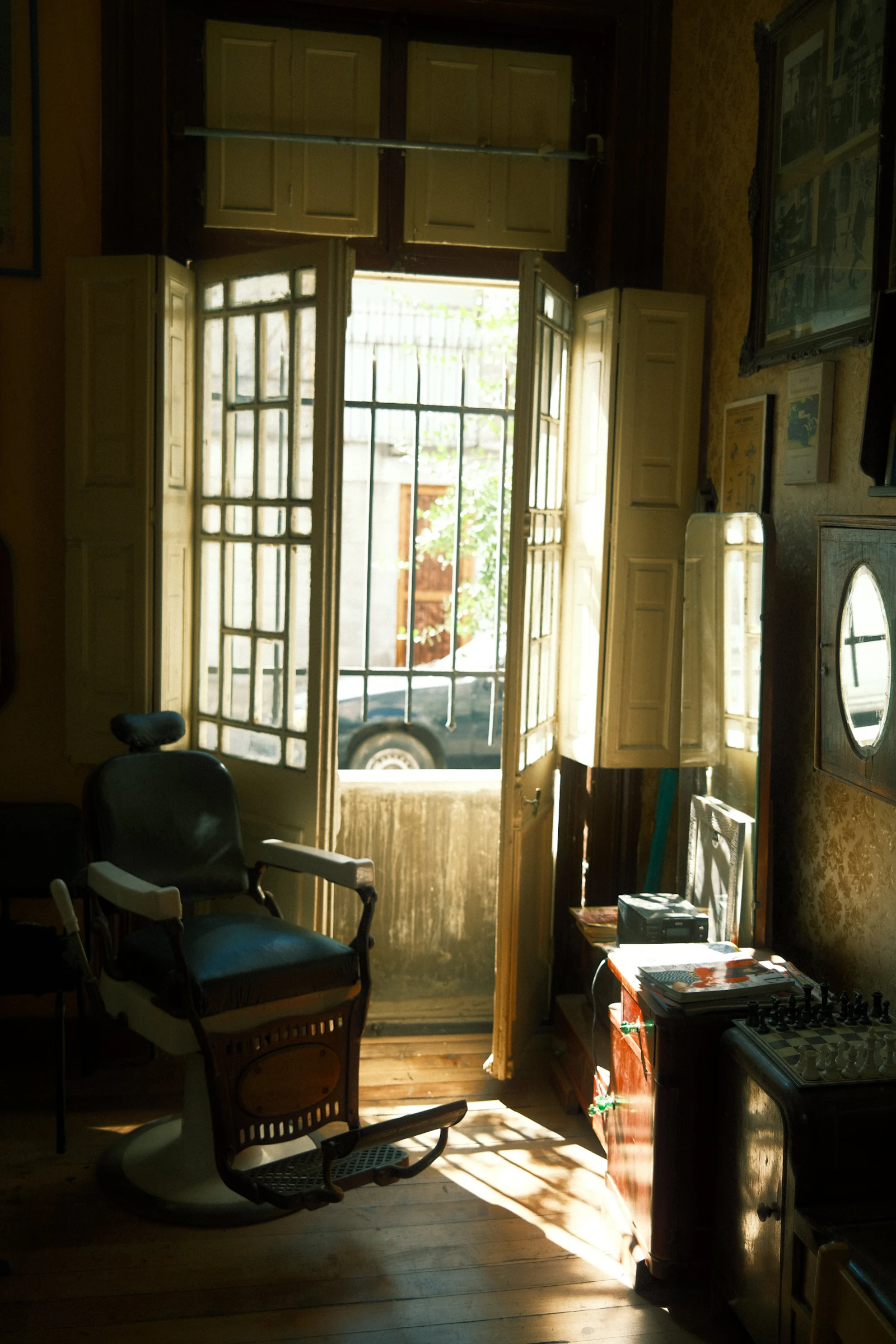 Sillón de barbería junto a una entrada iluminada